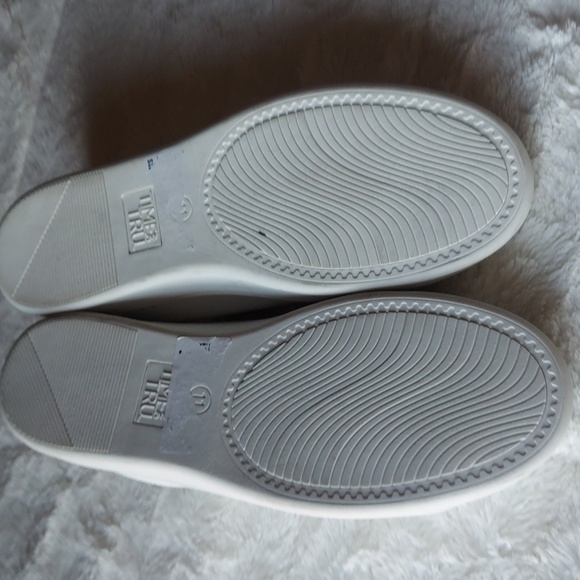 Time & True size 11 memory foam white sneaker with gold accent at the back. EUC - Picture 6 of 6